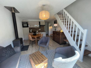 Appartement rénové 3 pièces avec mezzanine, poêle à bois et garage, proche des pistes - FR-1-572-257
